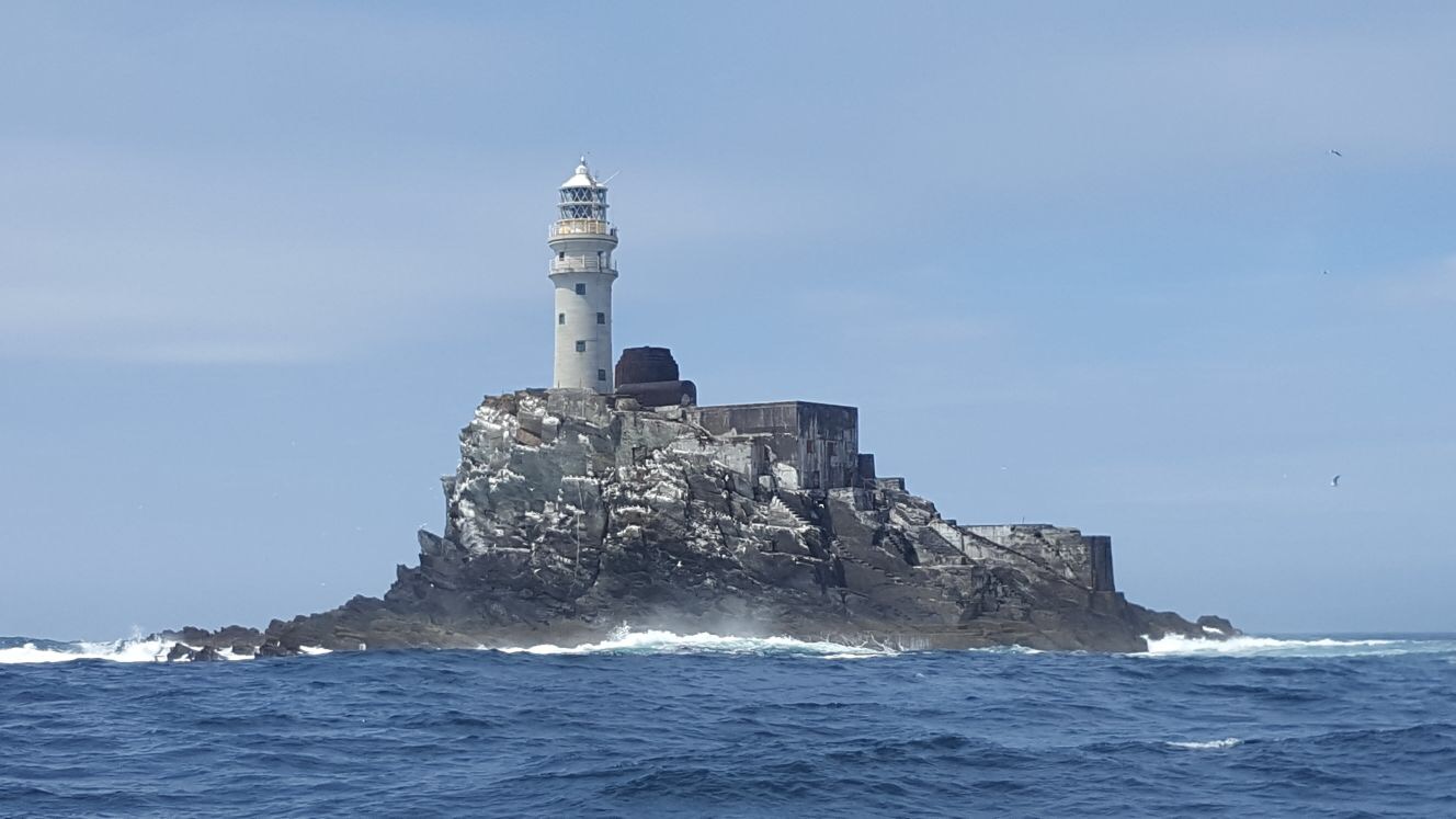 Mojito right up close to Fastnet